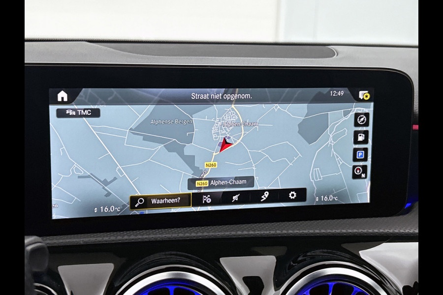 Mercedes-Benz A-Klasse 180 AMG | SFEERVERL | AchteruitCAM | StoelverW | Goed onderH | Groot scherm |