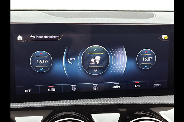 Mercedes-Benz A-Klasse 180 AMG | SFEERVERL | AchteruitCAM | StoelverW | Goed onderH | Groot scherm |