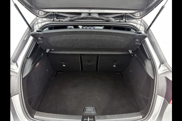 Mercedes-Benz A-Klasse 180 AMG | SFEERVERL | AchteruitCAM | StoelverW | Goed onderH | Groot scherm |