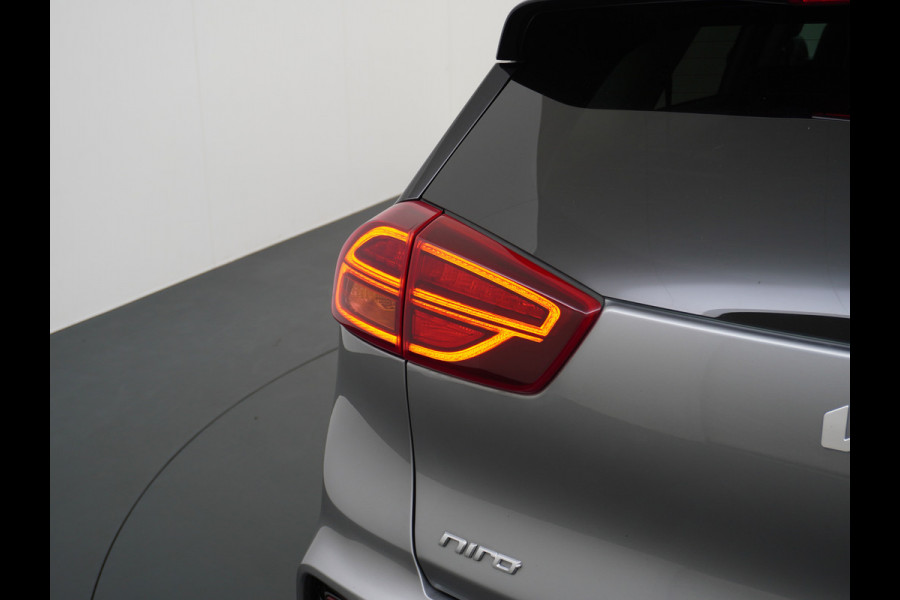 Kia Niro 1.6GDi 142PK Hybrid Autom. ExecutiveLine Leder+Memory Schuif-kanteldak Trekhaak JBL®-Sound Apple Carplay Android Auto Adap.Cruis DAB Keyless Led Privacy Glas Subwoofer Rijstrooksensor Regen-Lichtsensor 1e Eigenaar Dealeronderhouden Zeer compleet!