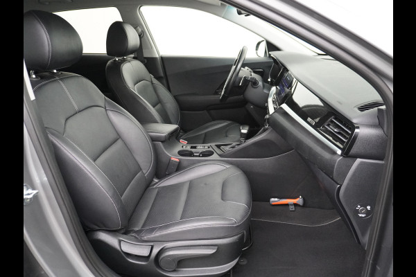 Kia Niro 1.6GDi 142PK Hybrid Autom. ExecutiveLine Leder+Memory Schuif-kanteldak Trekhaak JBL®-Sound Apple Carplay Android Auto Adap.Cruis DAB Keyless Led Privacy Glas Subwoofer Rijstrooksensor Regen-Lichtsensor 1e Eigenaar Dealeronderhouden Zeer compleet!