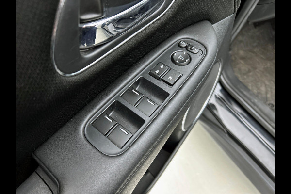 Honda HR-V 1.5 i-VTEC Executive PANO CAMERA NAVI TREKHAAK