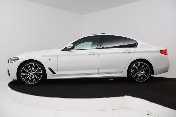 BMW 5 Serie 520i High Executive (PANORAMADAK, H&K, CAMERA, TREKHAAK, STOEL/STUUR VERWARMING, ELEKTR STOELEN, HEAD-UP, NL-AUTO)