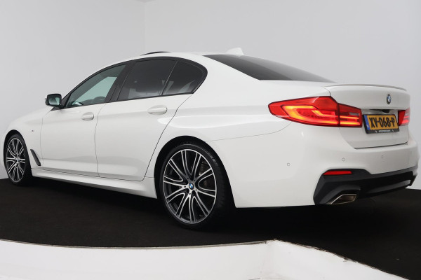BMW 5 Serie 520i High Executive (PANORAMADAK, H&K, CAMERA, TREKHAAK, STOEL/STUUR VERWARMING, ELEKTR STOELEN, HEAD-UP, NL-AUTO)