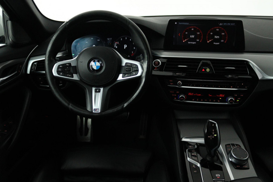 BMW 5 Serie 520i High Executive (PANORAMADAK, H&K, CAMERA, TREKHAAK, STOEL/STUUR VERWARMING, ELEKTR STOELEN, HEAD-UP, NL-AUTO)