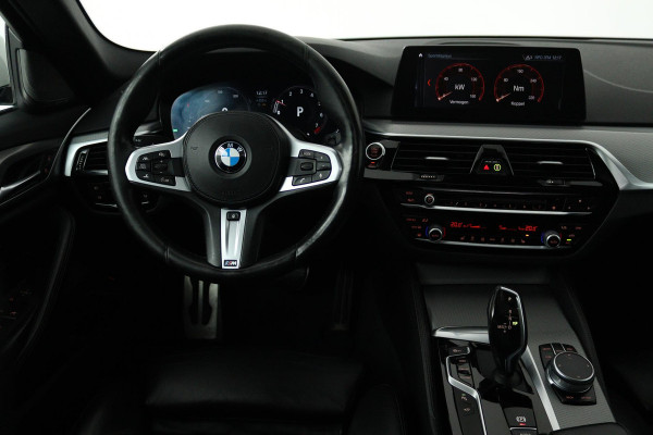 BMW 5 Serie 520i High Executive (PANORAMADAK, H&K, CAMERA, TREKHAAK, STOEL/STUUR VERWARMING, ELEKTR STOELEN, HEAD-UP, NL-AUTO)
