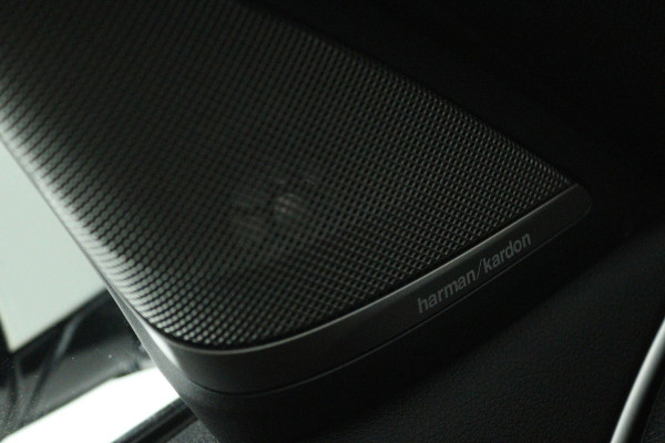BMW 5 Serie 520i High Executive (PANORAMADAK, H&K, CAMERA, TREKHAAK, STOEL/STUUR VERWARMING, ELEKTR STOELEN, HEAD-UP, NL-AUTO)