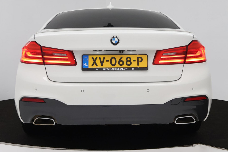 BMW 5 Serie 520i High Executive (PANORAMADAK, H&K, CAMERA, TREKHAAK, STOEL/STUUR VERWARMING, ELEKTR STOELEN, HEAD-UP, NL-AUTO)