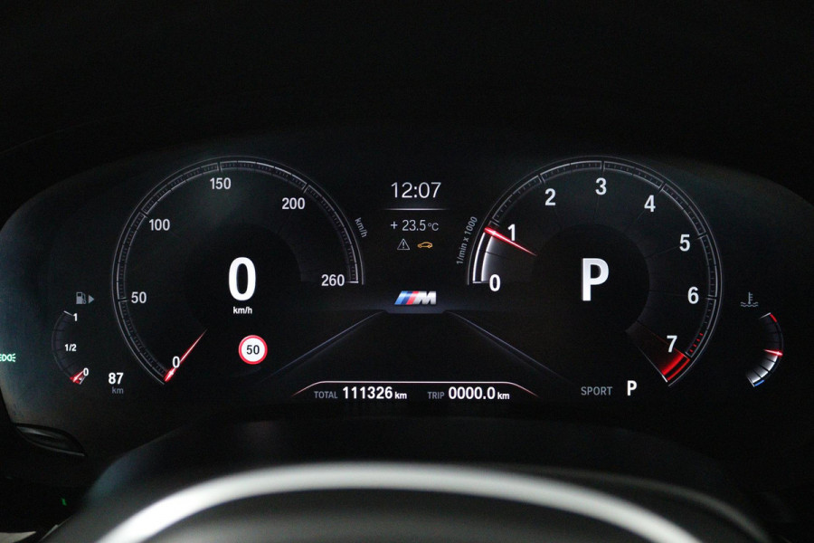 BMW 5 Serie 520i High Executive (PANORAMADAK, H&K, CAMERA, TREKHAAK, STOEL/STUUR VERWARMING, ELEKTR STOELEN, HEAD-UP, NL-AUTO)