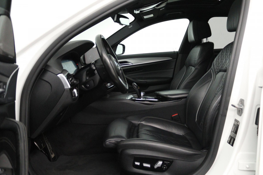 BMW 5 Serie 520i High Executive (PANORAMADAK, H&K, CAMERA, TREKHAAK, STOEL/STUUR VERWARMING, ELEKTR STOELEN, HEAD-UP, NL-AUTO)