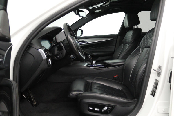 BMW 5 Serie 520i High Executive (PANORAMADAK, H&K, CAMERA, TREKHAAK, STOEL/STUUR VERWARMING, ELEKTR STOELEN, HEAD-UP, NL-AUTO)
