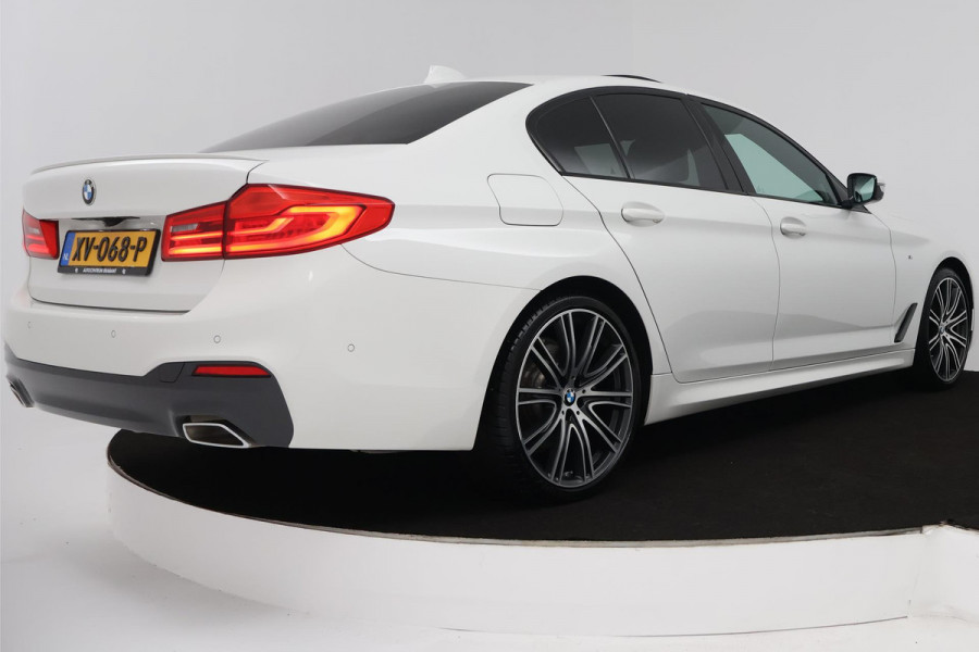 BMW 5 Serie 520i High Executive (PANORAMADAK, H&K, CAMERA, TREKHAAK, STOEL/STUUR VERWARMING, ELEKTR STOELEN, HEAD-UP, NL-AUTO)