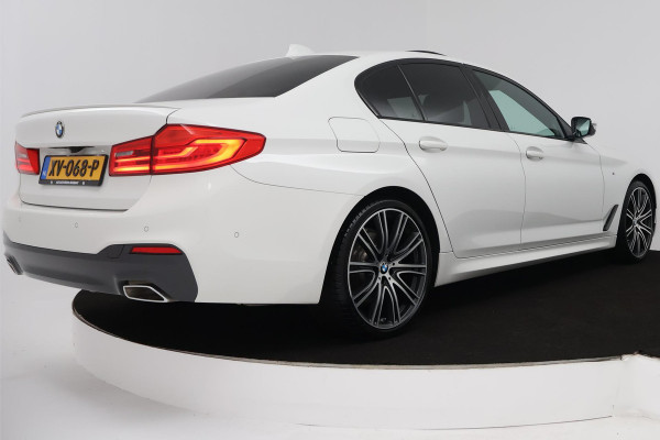 BMW 5 Serie 520i High Executive (PANORAMADAK, H&K, CAMERA, TREKHAAK, STOEL/STUUR VERWARMING, ELEKTR STOELEN, HEAD-UP, NL-AUTO)