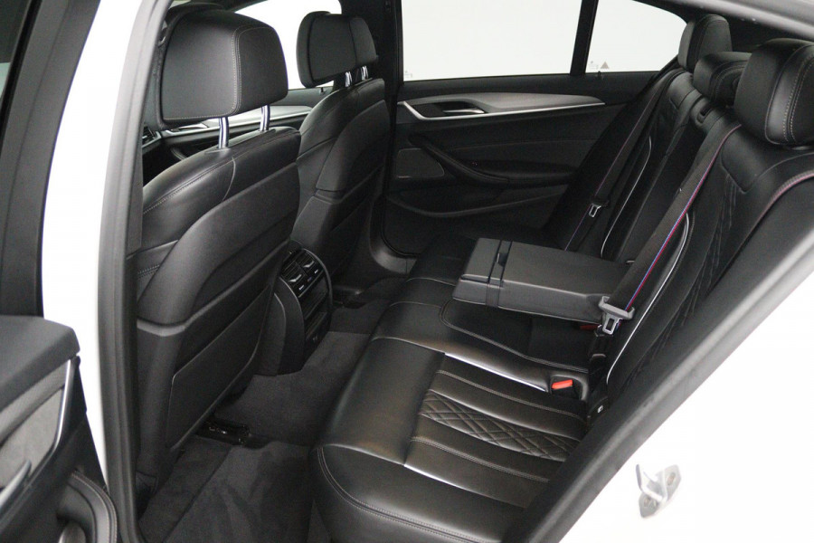 BMW 5 Serie 520i High Executive (PANORAMADAK, H&K, CAMERA, TREKHAAK, STOEL/STUUR VERWARMING, ELEKTR STOELEN, HEAD-UP, NL-AUTO)