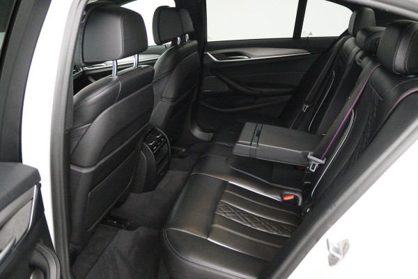 BMW 5 Serie 520i High Executive (PANORAMADAK, H&K, CAMERA, TREKHAAK, STOEL/STUUR VERWARMING, ELEKTR STOELEN, HEAD-UP, NL-AUTO)