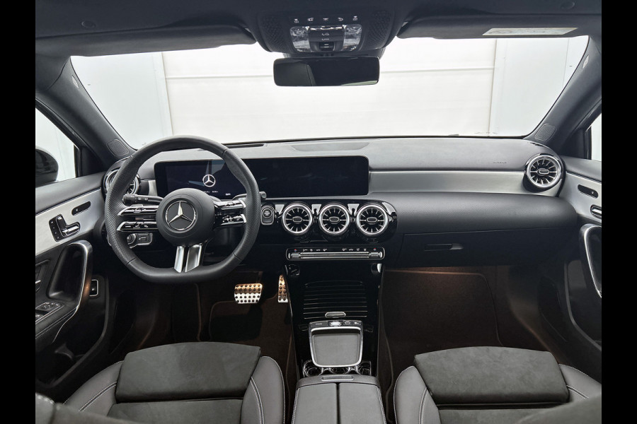 Mercedes-Benz A-Klasse 250 e Business Solution AMG | AMG Line Plus pakket | Nightpakket | Dodehoekassistent | Parkeerpakket met 360°-camera | Antidiefstalpakket URBAN GUARD PLUS | Head-up display | Winter pakket | KEYLESS GO |