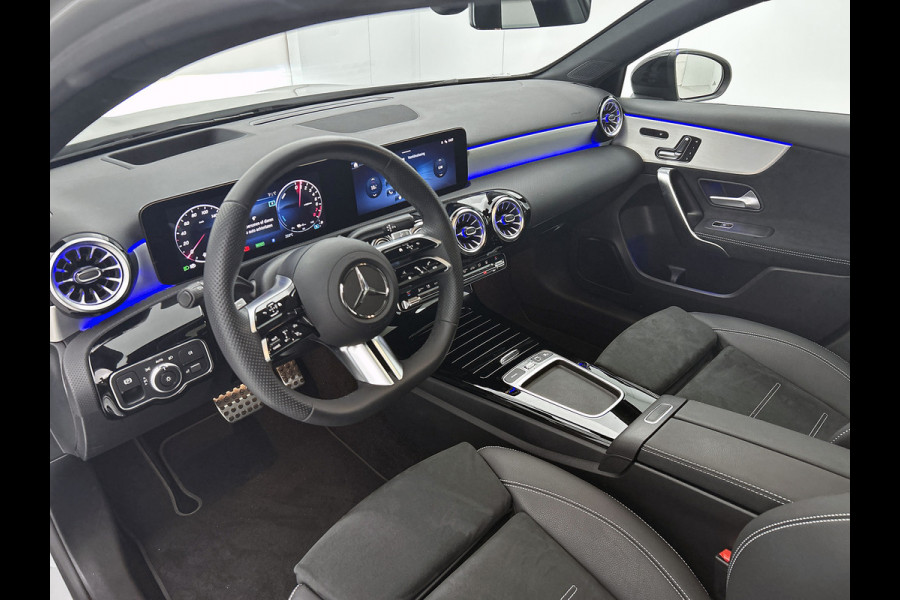 Mercedes-Benz A-Klasse 250 e Business Solution AMG | AMG Line Plus pakket | Nightpakket | Dodehoekassistent | Parkeerpakket met 360°-camera | Antidiefstalpakket URBAN GUARD PLUS | Head-up display | Winter pakket | KEYLESS GO |