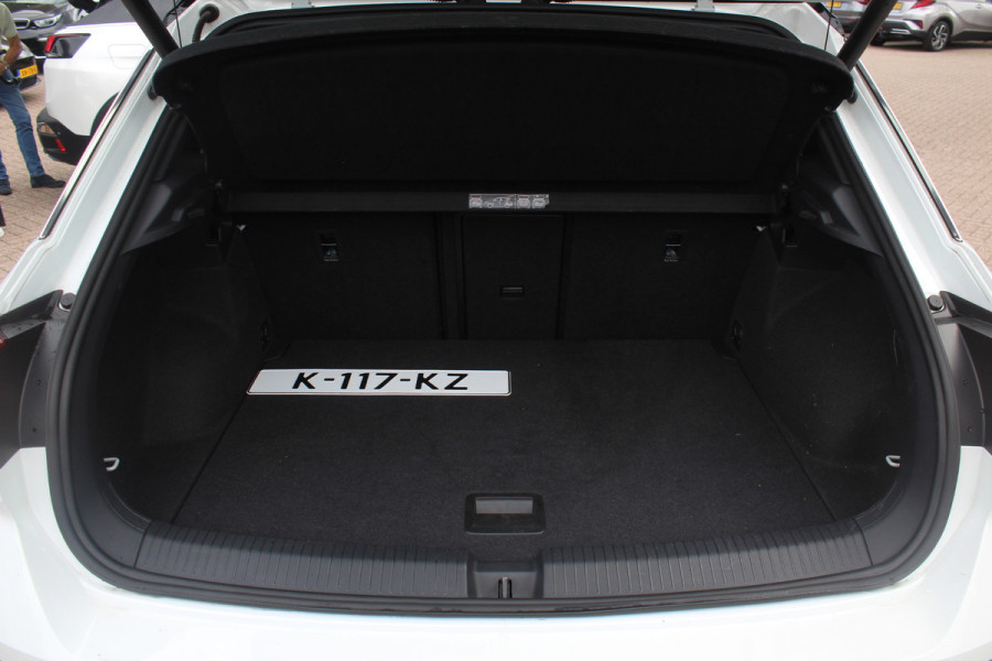 Volkswagen T-Roc 1.5 TSI Sport / Trekhaak / Panoramadak / Camera / 18'' / Dodehoek / Elektr. achterklep / Apple CarPlay / DAB / ACC