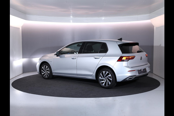 Volkswagen Golf 1.4 eHybrid Style 204 pk Automaat (DSG) | Navigatie | Parkeersensoren | Adaptieve cruise control | LED koplampen | Stoelverwarming |