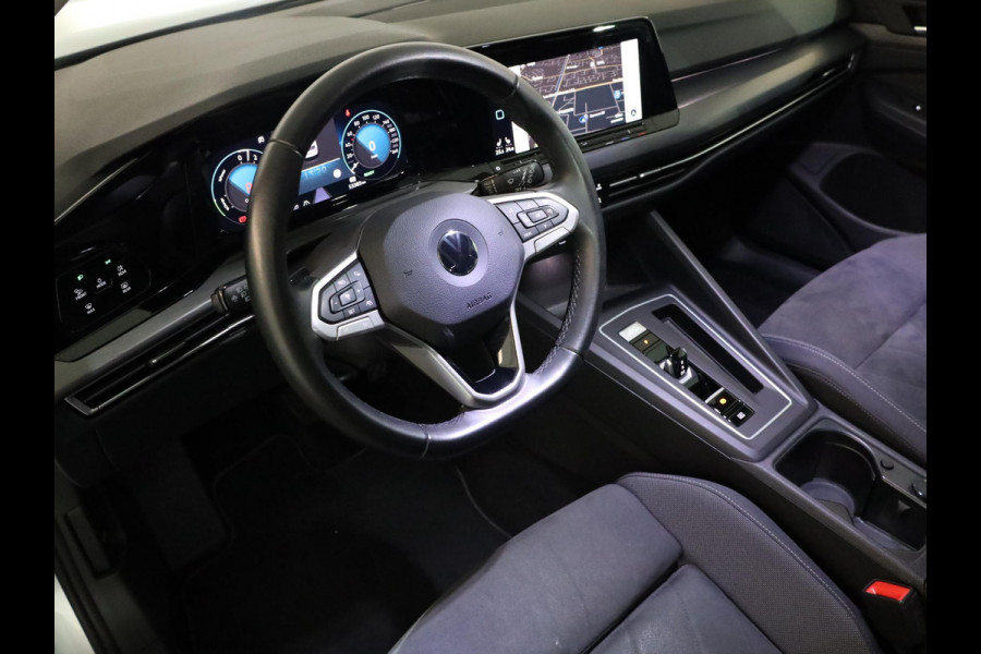 Volkswagen Golf 1.4 eHybrid Style 204 pk Automaat (DSG) | Navigatie | Parkeersensoren | Adaptieve cruise control | LED koplampen | Stoelverwarming |
