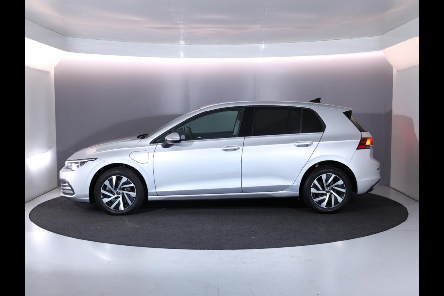 Volkswagen Golf 1.4 eHybrid Style 204 pk Automaat (DSG) | Navigatie | Parkeersensoren | Adaptieve cruise control | LED koplampen | Stoelverwarming |
