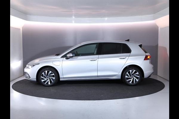Volkswagen Golf 1.4 eHybrid Style 204 pk Automaat (DSG) | Navigatie | Parkeersensoren | Adaptieve cruise control | LED koplampen | Stoelverwarming |