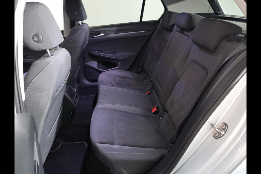 Volkswagen Golf 1.4 eHybrid Style 204 pk Automaat (DSG) | Navigatie | Parkeersensoren | Adaptieve cruise control | LED koplampen | Stoelverwarming |