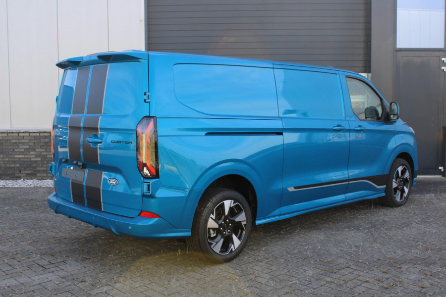 Ford Transit Custom 320 2.5 PHEV L2H1 Sport 233pk | 0,99% Renteactie! | Inklapbare trekhaak | 19 inch lichtmetalen Sport velgen (mat zwart) | Verwarmbaar stuurwiel  | Navigatie systeem | B&O speakers