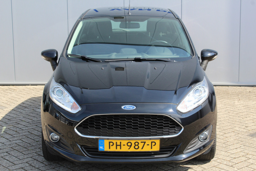 Ford Fiesta 1.0-65pk Style Essential. Correct nette en goed onderhouden Ford Fiesta met weinig km's, gereed voor nog jaren rijplezier ! Airco, 5drs, LM wielen, navigatie, telefoonvoorb., cruise control, metallic lak etc.