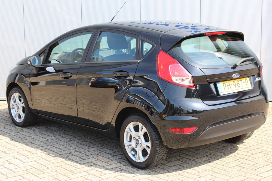 Ford Fiesta 1.0-65pk Style Essential. Correct nette en goed onderhouden Ford Fiesta met weinig km's, gereed voor nog jaren rijplezier ! Airco, 5drs, LM wielen, navigatie, telefoonvoorb., cruise control, metallic lak etc.