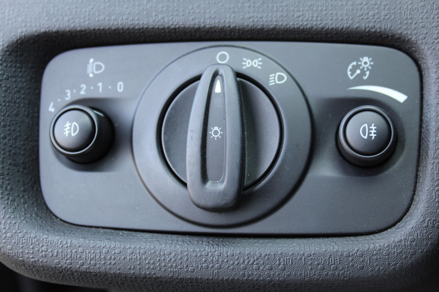 Ford Fiesta 1.0-65pk Style Essential. Correct nette en goed onderhouden Ford Fiesta met weinig km's, gereed voor nog jaren rijplezier ! Airco, 5drs, LM wielen, navigatie, telefoonvoorb., cruise control, metallic lak etc.