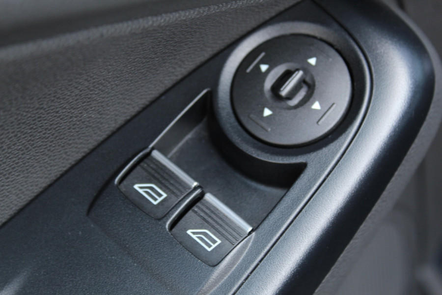 Ford Fiesta 1.0-65pk Style Essential. Correct nette en goed onderhouden Ford Fiesta met weinig km's, gereed voor nog jaren rijplezier ! Airco, 5drs, LM wielen, navigatie, telefoonvoorb., cruise control, metallic lak etc.