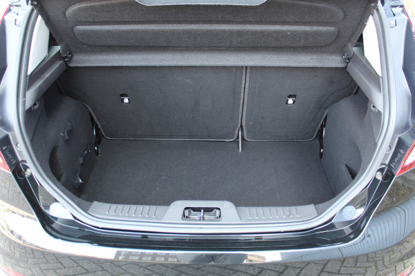 Ford Fiesta 1.0-65pk Style Essential. Correct nette en goed onderhouden Ford Fiesta met weinig km's, gereed voor nog jaren rijplezier ! Airco, 5drs, LM wielen, navigatie, telefoonvoorb., cruise control, metallic lak etc.