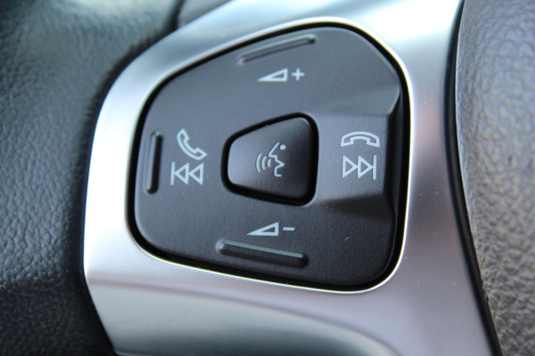 Ford Fiesta 1.0-65pk Style Essential. Correct nette en goed onderhouden Ford Fiesta met weinig km's, gereed voor nog jaren rijplezier ! Airco, 5drs, LM wielen, navigatie, telefoonvoorb., cruise control, metallic lak etc.