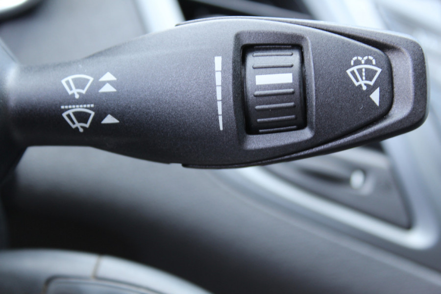 Ford Fiesta 1.0-65pk Style Essential. Correct nette en goed onderhouden Ford Fiesta met weinig km's, gereed voor nog jaren rijplezier ! Airco, 5drs, LM wielen, navigatie, telefoonvoorb., cruise control, metallic lak etc.