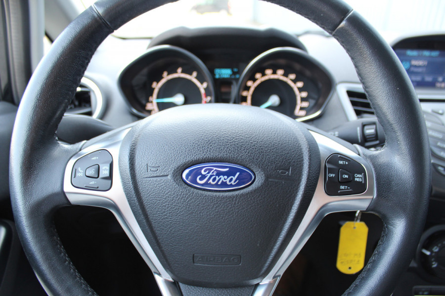 Ford Fiesta 1.0-65pk Style Essential. Correct nette en goed onderhouden Ford Fiesta met weinig km's, gereed voor nog jaren rijplezier ! Airco, 5drs, LM wielen, navigatie, telefoonvoorb., cruise control, metallic lak etc.