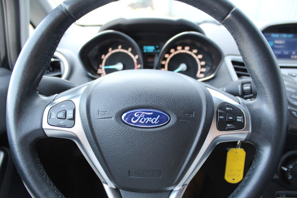 Ford Fiesta 1.0-65pk Style Essential. Correct nette en goed onderhouden Ford Fiesta met weinig km's, gereed voor nog jaren rijplezier ! Airco, 5drs, LM wielen, navigatie, telefoonvoorb., cruise control, metallic lak etc.