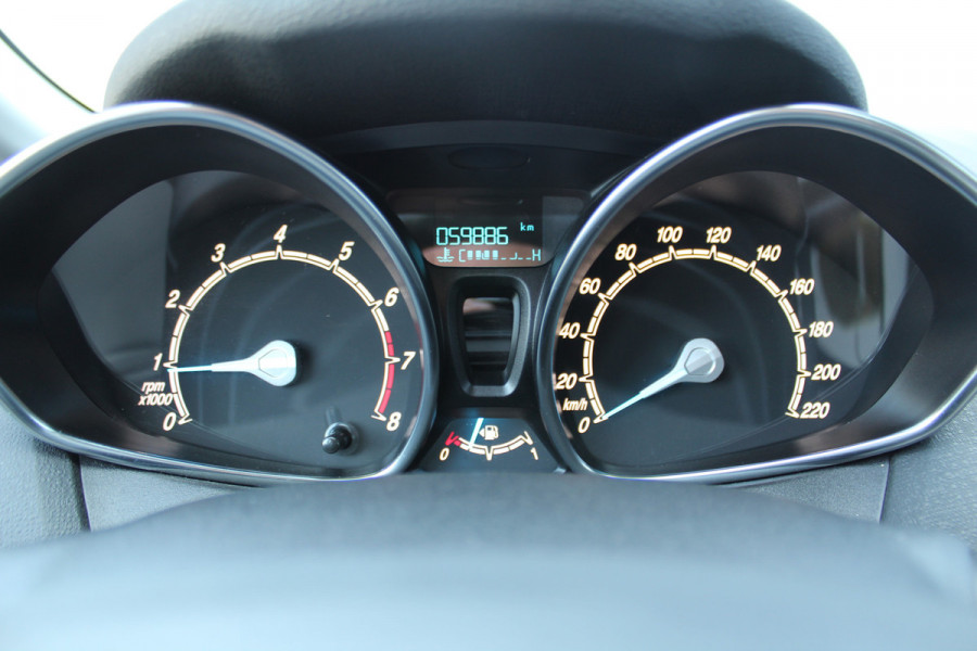 Ford Fiesta 1.0-65pk Style Essential. Correct nette en goed onderhouden Ford Fiesta met weinig km's, gereed voor nog jaren rijplezier ! Airco, 5drs, LM wielen, navigatie, telefoonvoorb., cruise control, metallic lak etc.