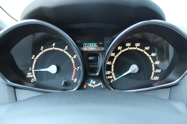 Ford Fiesta 1.0-65pk Style Essential. Correct nette en goed onderhouden Ford Fiesta met weinig km's, gereed voor nog jaren rijplezier ! Airco, 5drs, LM wielen, navigatie, telefoonvoorb., cruise control, metallic lak etc.