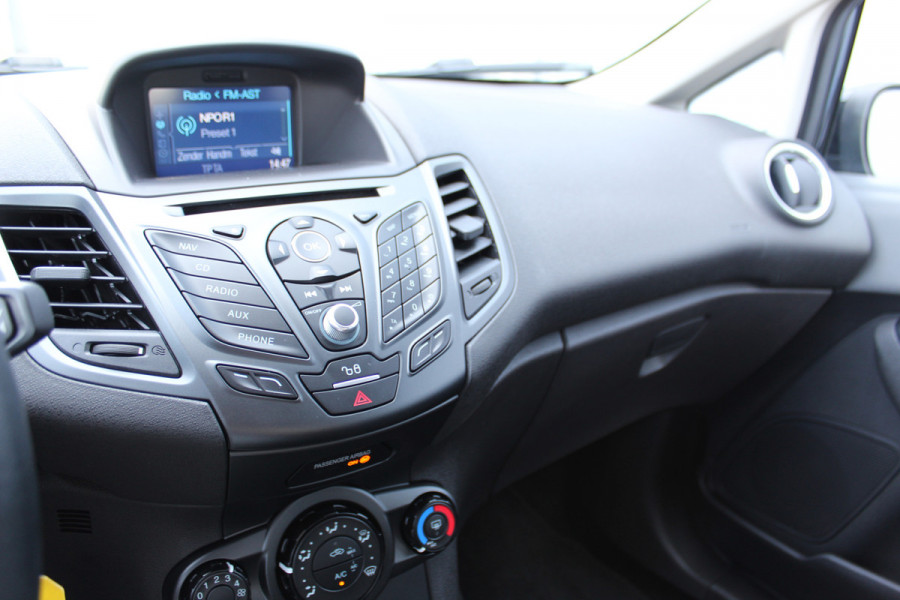 Ford Fiesta 1.0-65pk Style Essential. Correct nette en goed onderhouden Ford Fiesta met weinig km's, gereed voor nog jaren rijplezier ! Airco, 5drs, LM wielen, navigatie, telefoonvoorb., cruise control, metallic lak etc.