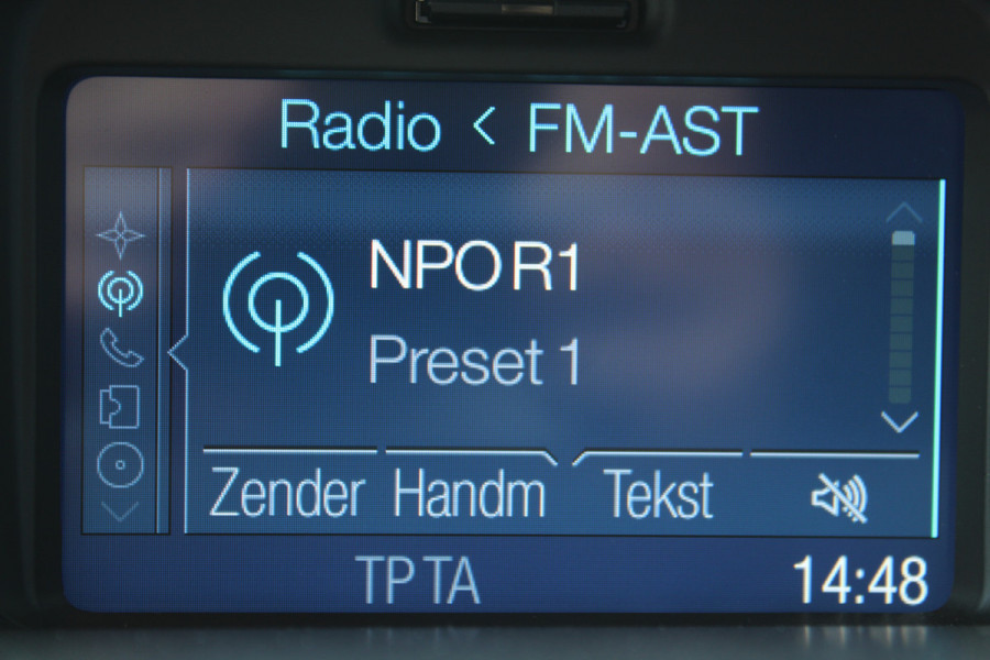 Ford Fiesta 1.0-65pk Style Essential. Correct nette en goed onderhouden Ford Fiesta met weinig km's, gereed voor nog jaren rijplezier ! Airco, 5drs, LM wielen, navigatie, telefoonvoorb., cruise control, metallic lak etc.