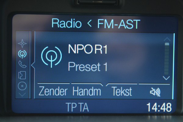 Ford Fiesta 1.0-65pk Style Essential. Correct nette en goed onderhouden Ford Fiesta met weinig km's, gereed voor nog jaren rijplezier ! Airco, 5drs, LM wielen, navigatie, telefoonvoorb., cruise control, metallic lak etc.