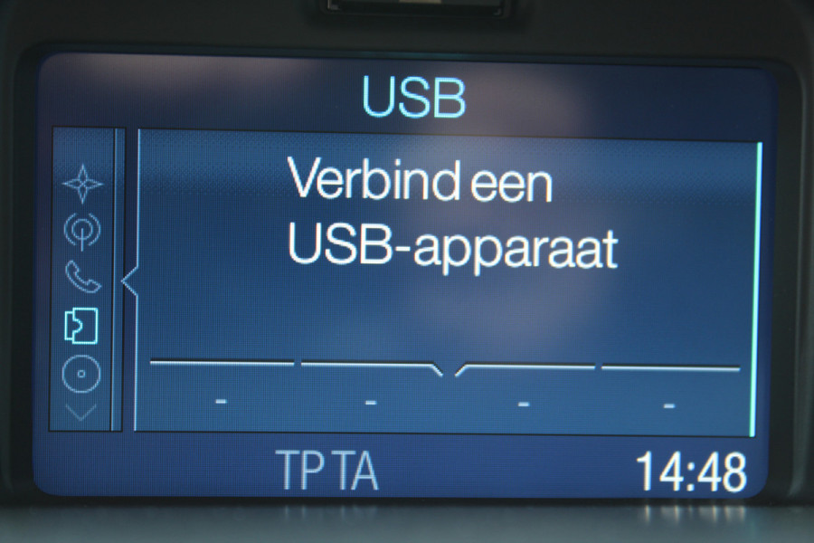 Ford Fiesta 1.0-65pk Style Essential. Correct nette en goed onderhouden Ford Fiesta met weinig km's, gereed voor nog jaren rijplezier ! Airco, 5drs, LM wielen, navigatie, telefoonvoorb., cruise control, metallic lak etc.