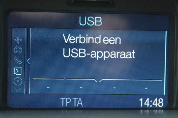 Ford Fiesta 1.0-65pk Style Essential. Correct nette en goed onderhouden Ford Fiesta met weinig km's, gereed voor nog jaren rijplezier ! Airco, 5drs, LM wielen, navigatie, telefoonvoorb., cruise control, metallic lak etc.