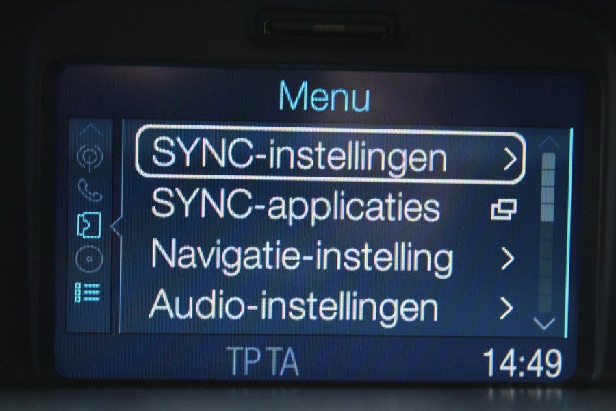 Ford Fiesta 1.0-65pk Style Essential. Correct nette en goed onderhouden Ford Fiesta met weinig km's, gereed voor nog jaren rijplezier ! Airco, 5drs, LM wielen, navigatie, telefoonvoorb., cruise control, metallic lak etc.