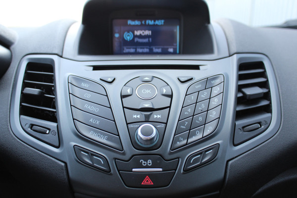 Ford Fiesta 1.0-65pk Style Essential. Correct nette en goed onderhouden Ford Fiesta met weinig km's, gereed voor nog jaren rijplezier ! Airco, 5drs, LM wielen, navigatie, telefoonvoorb., cruise control, metallic lak etc.