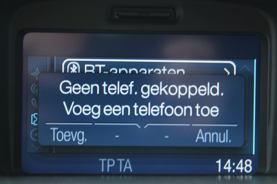 Ford Fiesta 1.0-65pk Style Essential. Correct nette en goed onderhouden Ford Fiesta met weinig km's, gereed voor nog jaren rijplezier ! Airco, 5drs, LM wielen, navigatie, telefoonvoorb., cruise control, metallic lak etc.