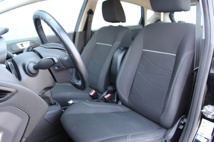 Ford Fiesta 1.0-65pk Style Essential. Correct nette en goed onderhouden Ford Fiesta met weinig km's, gereed voor nog jaren rijplezier ! Airco, 5drs, LM wielen, navigatie, telefoonvoorb., cruise control, metallic lak etc.