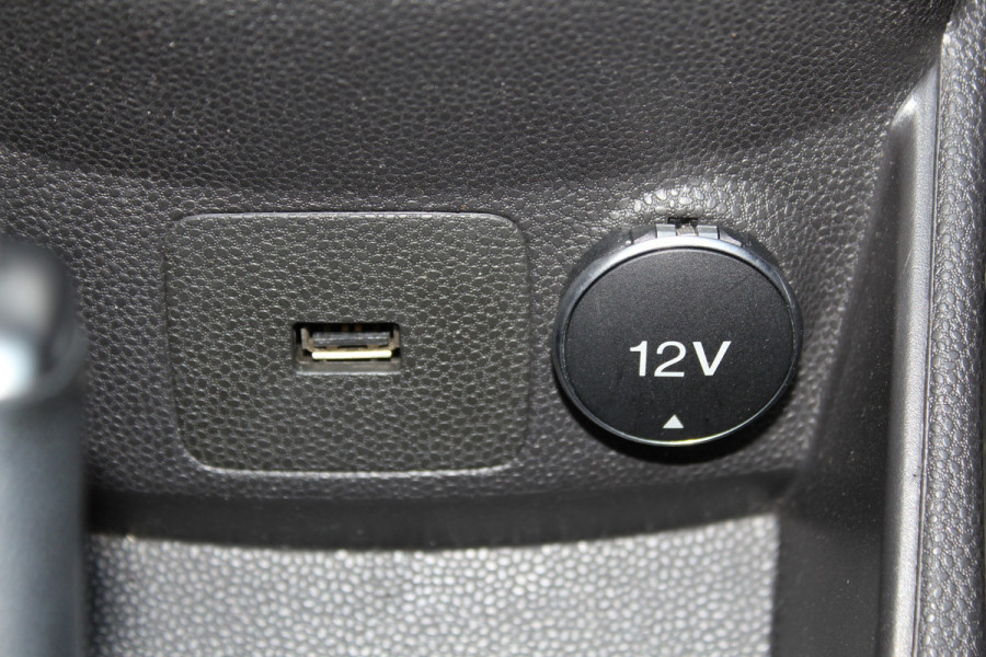Ford Fiesta 1.0-65pk Style Essential. Correct nette en goed onderhouden Ford Fiesta met weinig km's, gereed voor nog jaren rijplezier ! Airco, 5drs, LM wielen, navigatie, telefoonvoorb., cruise control, metallic lak etc.