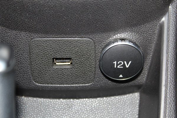 Ford Fiesta 1.0-65pk Style Essential. Correct nette en goed onderhouden Ford Fiesta met weinig km's, gereed voor nog jaren rijplezier ! Airco, 5drs, LM wielen, navigatie, telefoonvoorb., cruise control, metallic lak etc.
